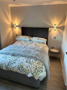KensaleyreChieftain’s Cabin的一间卧室配有一张带花卉床罩的大床