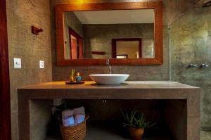 圣米格尔-杜戈斯托苏Vila de Charme的一间带水槽和镜子的浴室