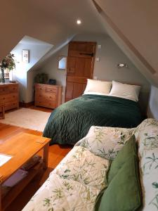 斯托灵顿Pinecroft Barn - Relax & Unwind!的一间卧室配有一张床和一张沙发