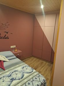 Castrelo de MiñoCasa Justa的一间卧室设有一张床和一面墙