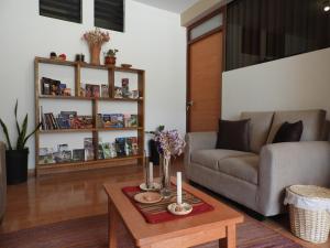 奥兰太坦波Ayllu B&B Ollantaytambo的带沙发和咖啡桌的客厅