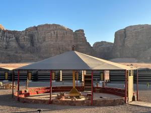瓦迪拉姆Mountain Magic Camp Wadi Rum的沙漠中的帐篷,以群山为背景