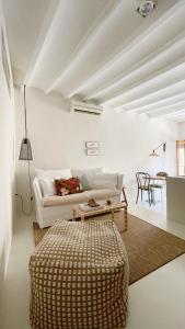 比利亚霍约萨Casa Petita, Villajoyosa的客厅配有沙发和桌子