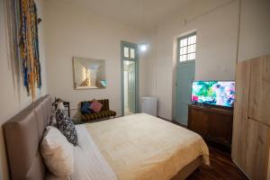 利马Casa Boutique Galvez的一间卧室配有一张床和一台平面电视