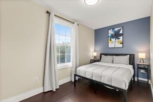 圣安东尼奥Divine Cargo的一间卧室设有一张床和一个大窗户