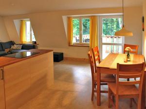 什未林Biohof Medewege的厨房以及带桌椅的用餐室。