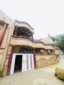 卡拉奇Jinnah inn Guest House的一座带门车库的古老建筑