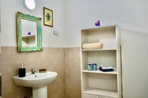 利马Casa Boutique Galvez的一间带水槽和镜子的浴室