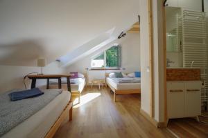什切尔克Ski House Szczyrk - Czyrna的一间卧室配有两张床和一张桌子。