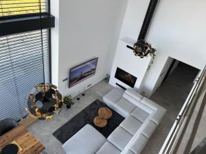 Nové JirnyLuxury VIP Villa 230m2+Pool 37m2的享有带白色沙发的客厅的顶部景色。