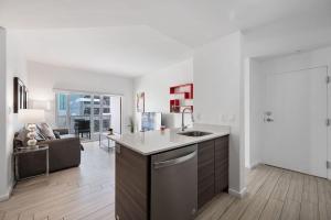 迈阿密Subtle 2 Bed in Edgewater Downtown with Free Parking的一个带水槽的厨房和一间客厅