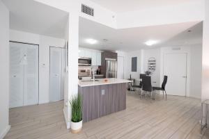 迈阿密Subtle 2 Bed in Edgewater Downtown with Free Parking的厨房以及带桌椅的起居室。