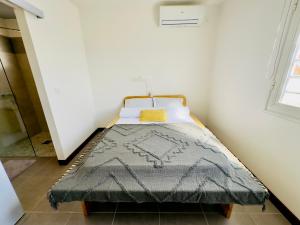 MaximinVilla 2 chambres, Jacuzzi et Piscine的一间小卧室,卧室内配有一张床铺