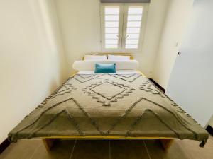 MaximinVilla 2 chambres, Jacuzzi et Piscine的窗户客房内的一张床位