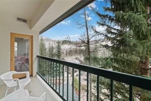 比弗河Borders Lodge by East West Hospitality的阳台享有白雪 ⁇ 的山景。