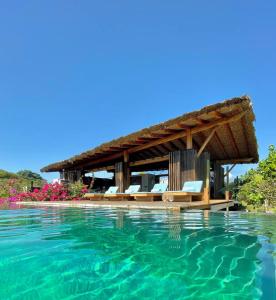 RecadoCasa Altanera的一个带游泳池和茅草屋顶的度假胜地