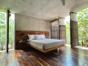 RecadoCasa Altanera的铺有木地板的客房内设有一间卧室,配有一张大床