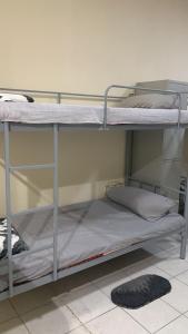 迪拜Rovers Boys Hostel Dubai Near Gold Souq Metro的配有2张双层床的宿舍间设有地毯。