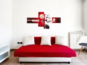 科森扎Sunrise Home的一间卧室配有一张带红色毯子的床