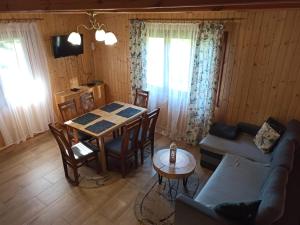 扎莫希奇Agroturystyka Uroki Roztocza的客厅配有桌子和沙发