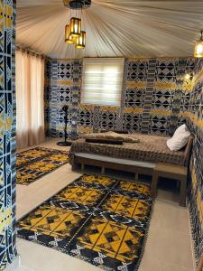 瓦迪拉姆Rum Under The Stars Camp的一间卧室配有一张床和地毯