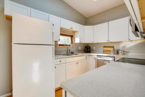 安克雷奇Pet-Friendly Anchorage Home - 8 Mi to Downtown!的厨房配有白色橱柜和白色冰箱。