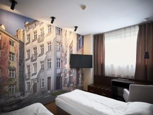 罗兹伊塞斯酒店的卧室的墙上挂有建筑壁画