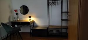 贾科沃Apartman HD的客房设有书桌、镜子和椅子。