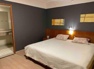 圣保罗Flat Live Lodge的一间卧室配有一张带两个枕头的床
