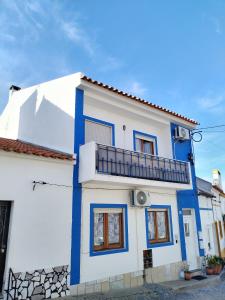 蒙塔吉尔Casa da laranjeira的蓝色和白色的房子设有阳台