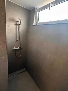 鲁汶Akuta City Flat Leuven的带淋浴的浴室,带窗户