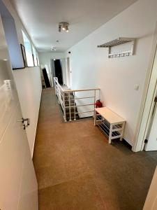 鲁汶Akuta City Flat Leuven的带楼梯走廊的客房和带楼梯的房间