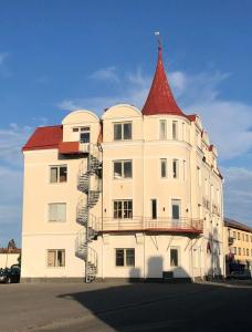 斯特伦松德Grand Hotell的一座白色的大建筑,有红色的屋顶