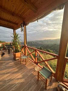 里泽Tenta bungalov的一个带椅子的甲板,享有山谷的景色