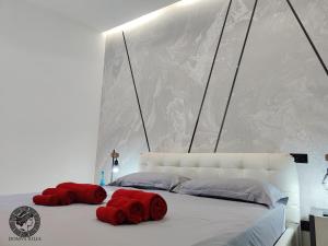 罗马Domus Iulia - Colosseo的床上有两个红色枕头的床