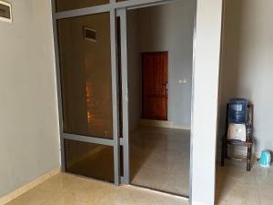 布琼布拉Ruhuka House的走廊的房间里滑动玻璃门