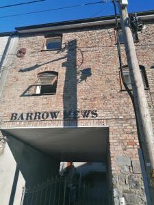 卡洛Barrow mews views的门道上带有标志的砖砌建筑