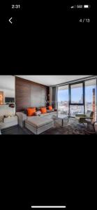 拉斯维加斯Amazing view 18th floor at Palms place Las Vegas的客厅配有沙发和桌子