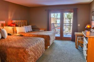 NisswaGood Ol Days Resort的酒店客房设有两张床和一个阳台。