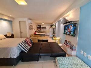 康德Tabatinga Residence Flat Family Kids 04的一间卧室配有一张床和一张沙发,还设有一间客厅