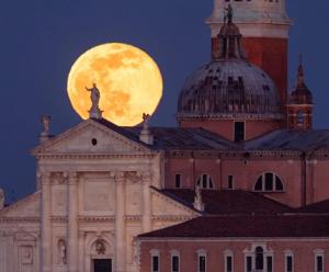 威尼斯CA' DI LUNA VENEZIA的满月升起,在建筑和圆顶上