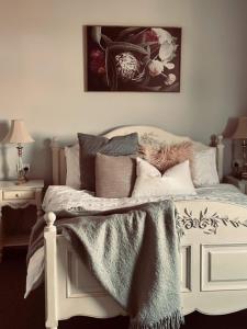斯坦利Number 10 -Queen Room with b/fast的一张带毯子和枕头的白色床