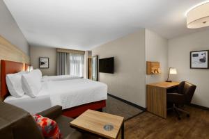 雷顿Candlewood Suites - Layton - Salt Lake City, an IHG Hotel的酒店客房,配有床和沙发