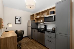 雷顿Candlewood Suites - Layton - Salt Lake City, an IHG Hotel的厨房配有不锈钢用具和书桌