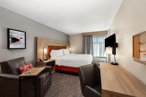 雷顿Candlewood Suites - Layton - Salt Lake City, an IHG Hotel的酒店客房,配有一张床、一张桌子和椅子