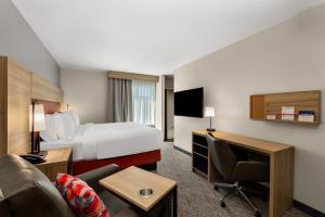 雷顿Candlewood Suites - Layton - Salt Lake City, an IHG Hotel的配有一张床和一张书桌的酒店客房