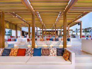 索托格兰德SO/ Sotogrande Spa & Golf Resort Hotel的客房设有带枕头的沙发。
