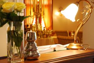 克洛彭堡姆斯特兰登酒店的一张桌子,上面有台灯和花瓶