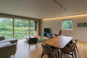 二世古Miru Niseko的客厅配有木桌和椅子