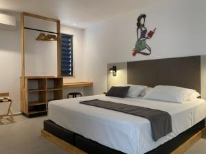 德赛Hôtel Lune de Miel的卧室配有一张白色大床